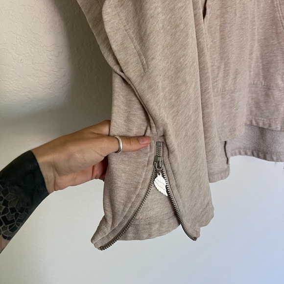 Victoria’s Secret Supermodel Poncho - Picture 4 of 9